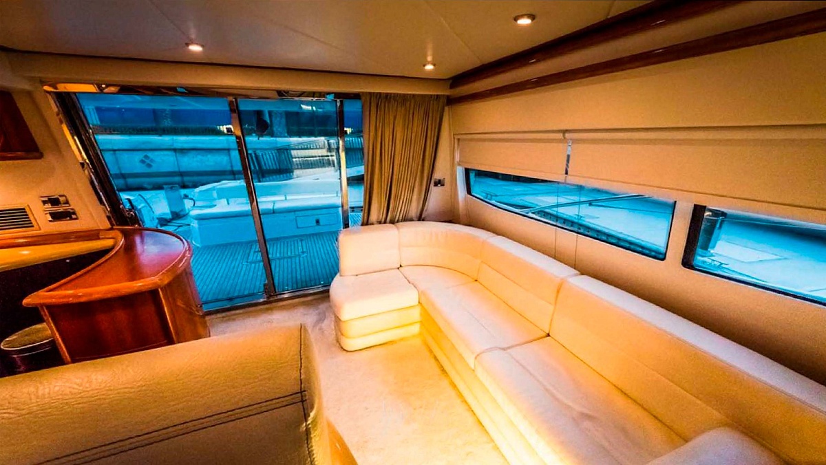 Арнеда яхты Sunseeker 64 с флайбриджем в Дубае, ОАЭ